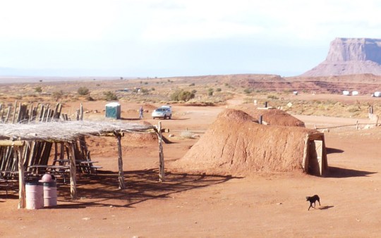 07-161 A proximite du centre visiteur, modele des huttes traditionnelles des navajos